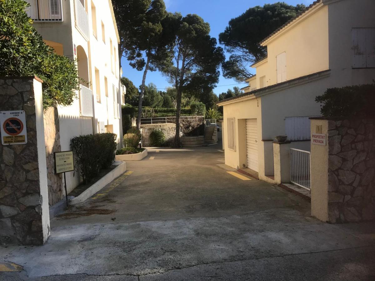 A Chic Four-Person Apartment By The Beach At Cap Ras Llança Esterno foto
