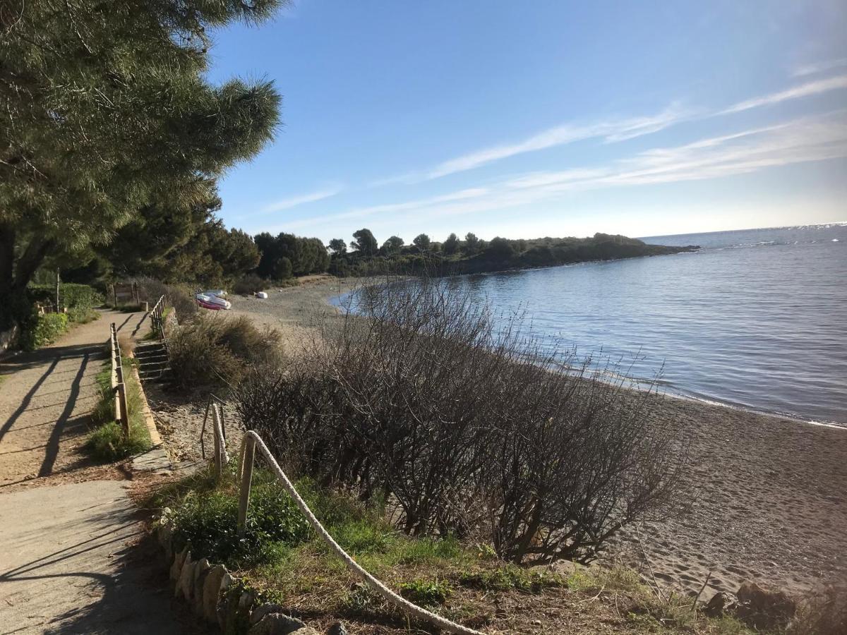 A Chic Four-Person Apartment By The Beach At Cap Ras Llança Esterno foto