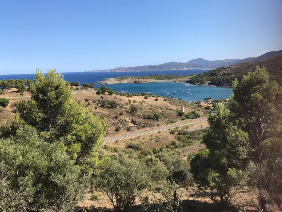 A Chic Four-Person Apartment By The Beach At Cap Ras Llança Esterno foto