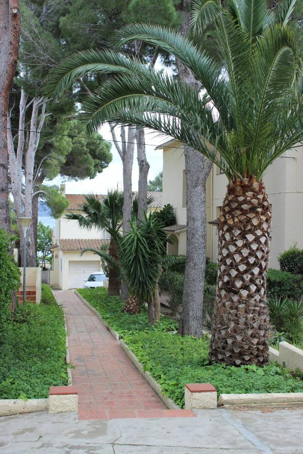A Chic Four-Person Apartment By The Beach At Cap Ras Llança Esterno foto