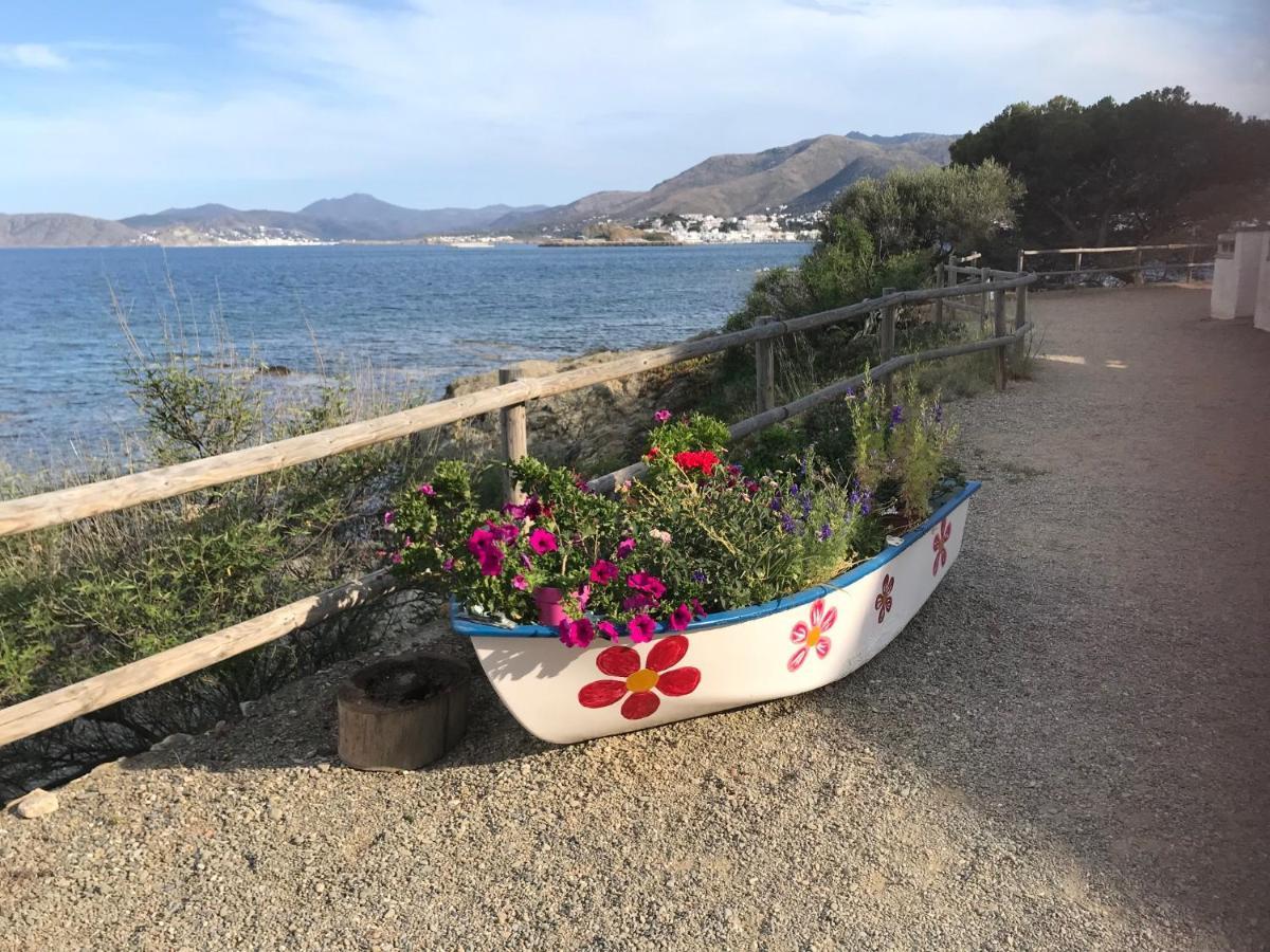 A Chic Four-Person Apartment By The Beach At Cap Ras Llança Esterno foto
